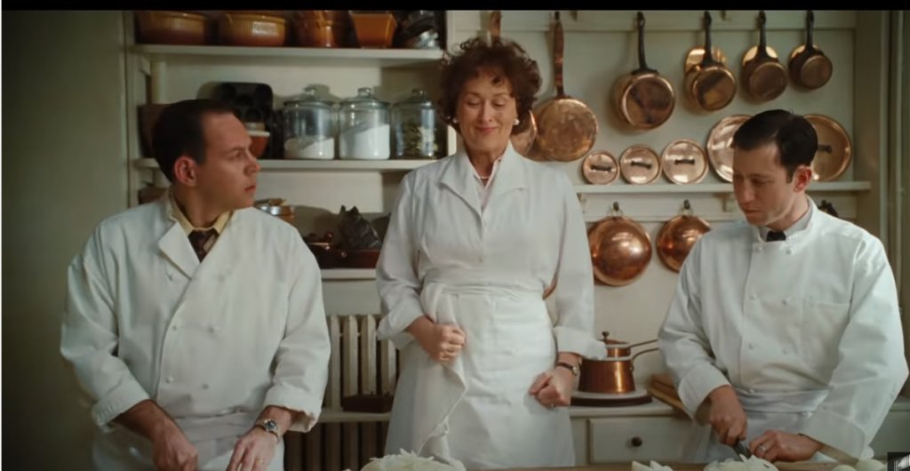 “Джулия и Джулия” (Julia&Julia)

Мерил Стрийп влиза в ролята на знаменателната в кулинарните среди Джулия Чайлд, а Ейми Адамс е нейна отдадена поклонничка, която десетилетия след издаване на първата ѝ книга с френски рецепти се опитва да следва съветите ѝ за готвене. 

Филмът се разделя на два отделни сюжета, проследяващи двете героини с еднакво име Джулия. Макар и разделени от пространството и времето, двете жени показват как с правилната комбинация от страст, отдаденост и много масло всичко е възможно.