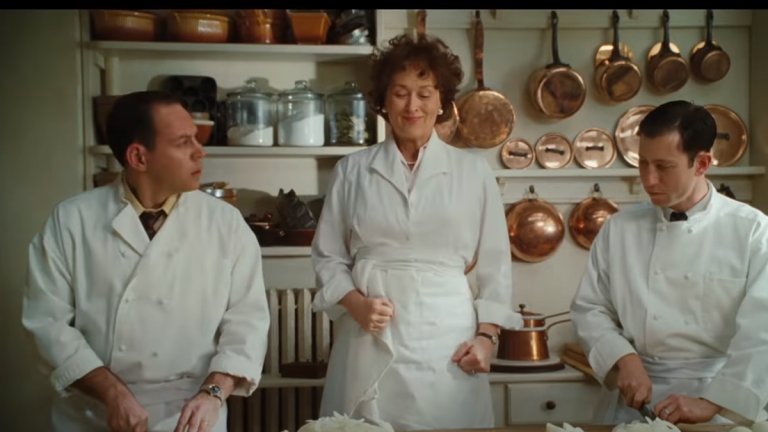 “Джулия и Джулия” (Julia&Julia)

Мерил Стрийп влиза в ролята на знаменателната в кулинарните среди Джулия Чайлд, а Ейми Адамс е нейна отдадена поклонничка, която десетилетия след издаване на първата ѝ книга с френски рецепти се опитва да следва съветите ѝ за готвене. 

Филмът се разделя на два отделни сюжета, проследяващи двете героини с еднакво име Джулия. Макар и разделени от пространството и времето, двете жени показват как с правилната комбинация от страст, отдаденост и много масло всичко е възможно.