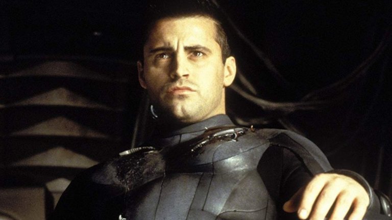 3. Lost in Space (1998) 
"Аз съм сериозен. Не съм Джоуи! Вижте ме, мръщя се!". Това е усещането, което Лебланк се опитва да създаде с ролята си на майор Дон Уест във фантастичното приключение "Изгубени в космоса". В центъра на историята са семейство Робинсън. Те трябва да пътуват до близка звездна система, за да дадат началото на преселението на човечеството. Един саботаж по-късно се оказва, че са - както се подразбира от заглавието - "изгубени в космоса". Макар да му партнират утвърдени актьори от ранга на Уилям Хърт, Мими Роджърс и Гари Олдман, и този опит на Лебланк на големия екран не е особено впечатляващ. "Изгубени в космоса" се счита за по-слабата версия на сериала от 60-те, върху който е базиран, и днес малцина си го спомнят.