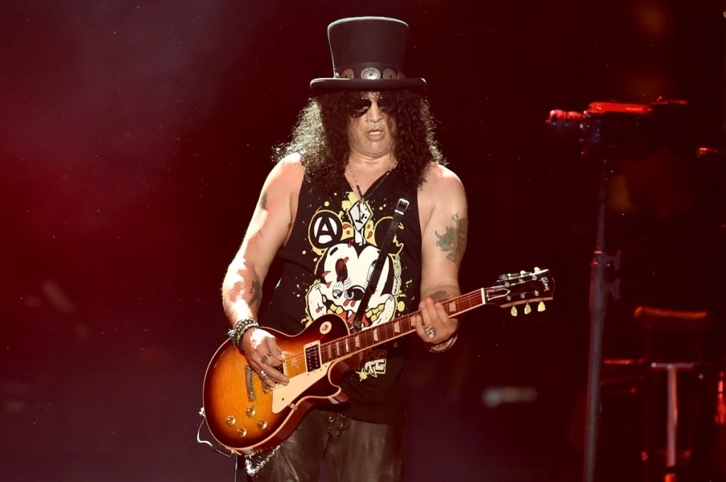 Slash

Смущаващ случай през 90-те години има и легендарният китарист. Той е открит в неадекватно състояние в коридора на хотел в Сан Франциско. Слаш няма пулс, а според информациите от тогава той цели 8 минути е бил в състояние на сърдечен арест, преди да бъде върнат към живот с помощта на адреналинова инжекция.