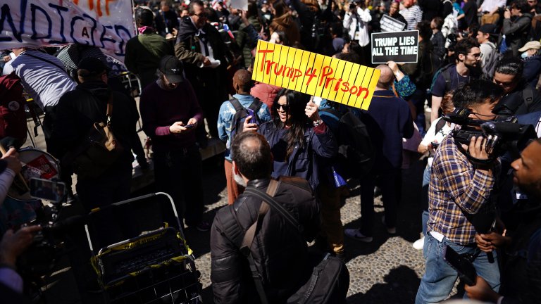 Арестуваха Доналд Тръмп, а той обяви, че е невинен по 34 обвинения (Снимки)