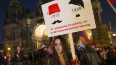 Всяка година арменците по света отбелязват с факелни шествия деня на геноцида и призовават Турция да признае целенасочената политика на Османската империя за унищожаване на етническото малцинство