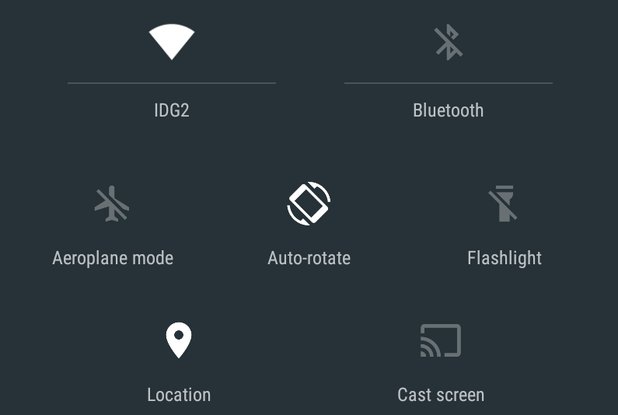 Превръщането на светкавицата на телефона във фенерче, се оказва доста популярно сред потребителите на Android, много от които използват приложението Torch за целта. В Lollipop то става ненужно, след като е заменено с отделен бутон. Стигате до него от падащата "щора", където наред с режимите за вибрация и летене и др. има и фенерче. 