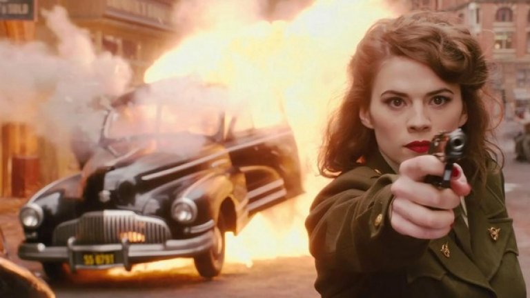 Хейли Атуел
Тя е първият агент на ЩИТ, тя бори злото и Капитан Америка е влюбен в нея. Три важни факта, които правят красивата жена - неустоима. А Хейли Атуел е красива. Тя има ретро излъчване, секси тяло и носи униформа и пистолет. Други причини не ни й трябват.