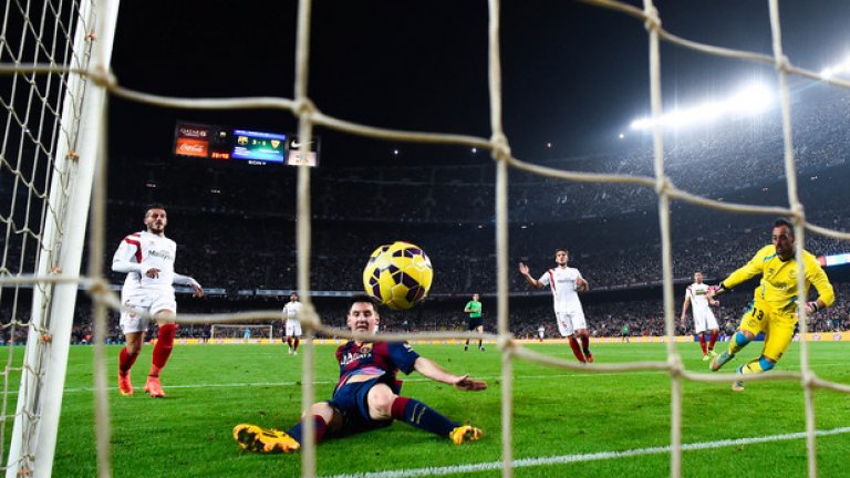 В 72-рата минута Меси се плъзна и вкара топката отблизо за втория от трите си гола - рекордът е в миналото!