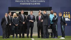 Премиерът на Великобритания Дейвид Камерън и президентът на Китай Си Дзинпин на посещение във футболната академия на Сити