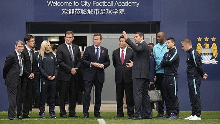 Премиерът на Великобритания Дейвид Камерън и президентът на Китай Си Дзинпин на посещение във футболната академия на Сити