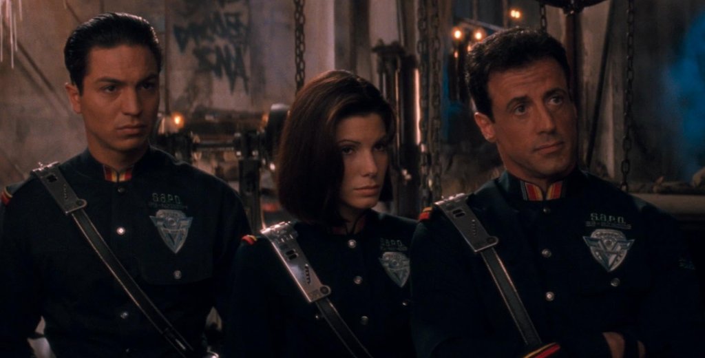 "Разрушителят" (1993 г.)
Добре, че в екшън-фантастиката със Силвестър Сталоун, Уесли Снайпс и Сандра Бълок не познават за трите миди, но пък знае ли човек какво ще се случи с тоалетните навици на човечеството? Това, което сценаристите нацелват обаче, е идеята за социална дистанция.
Действието на филма се развива през 2032 година, когато светът се възстановява от разпространението на няколко вирусни епидемии и по тази причина е забранен всякакъв физически контакт, а хората използват видеоразговори, когато общуват от разстояние. Горе-долу както ние правехме доскоро.