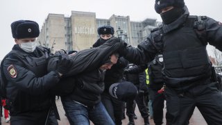 Говорителят на Путин категорично отрече арестите на протестиращи да са репресии