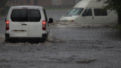 Наводнени са къщи, има отнесени автомобили (снимката е илюстративна)