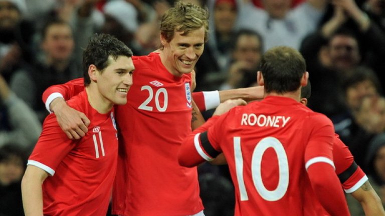 Питър Крауч (в средата) беше надеждата на Англия за повече голове срещу България