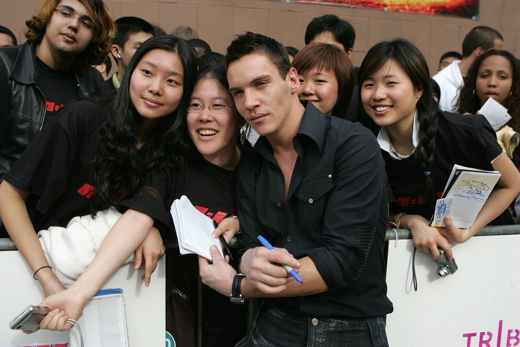 Побойник в училище, изключен заради отсъствия
Като дете Джонатан никак не се интересувал от който и да е предмет в училище,  заради което често бягал от часовете и се срещал с приятели. А когато се появявал в клас, не оставал незабелязан. Нравът му бил доста сприхав и при най-лекия намек за обида отговарял с юмруци. Но въпреки че има славата на побойник, не скандалите му със съученици стават причина за изключването му от училище, а честите му отсъствия.