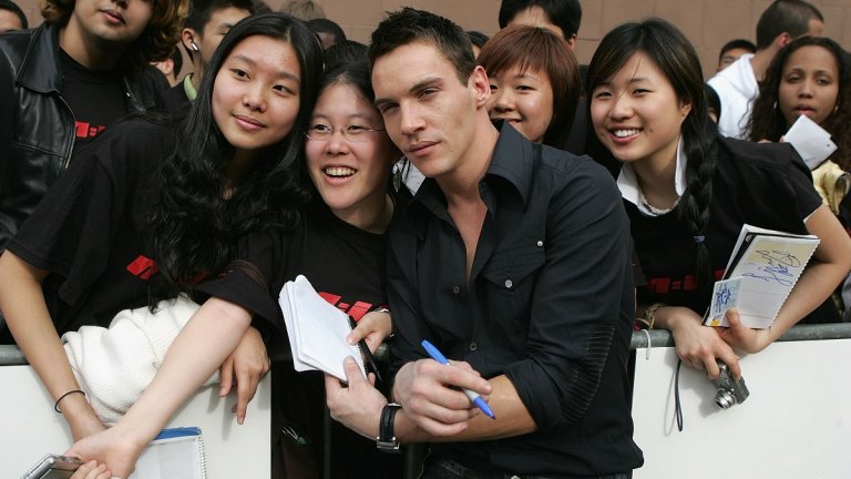 Побойник в училище, изключен заради отсъствия
Като дете Джонатан никак не се интересувал от който и да е предмет в училище,  заради което често бягал от часовете и се срещал с приятели. А когато се появявал в клас, не оставал незабелязан. Нравът му бил доста сприхав и при най-лекия намек за обида отговарял с юмруци. Но въпреки че има славата на побойник, не скандалите му със съученици стават причина за изключването му от училище, а честите му отсъствия.