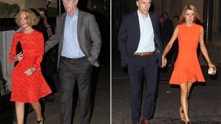 Шефът Дейвид Мойс беше доволен от победата над Уест Хам и бе един от първите, които пристигнаха заадно със съпругата си Памела. Вдясно е помощникът му Фил Невил с Джули.