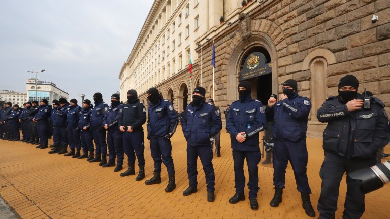 "Възраждане" на протест срещу мерките, Петков излезе да говори с тях (Снимки)