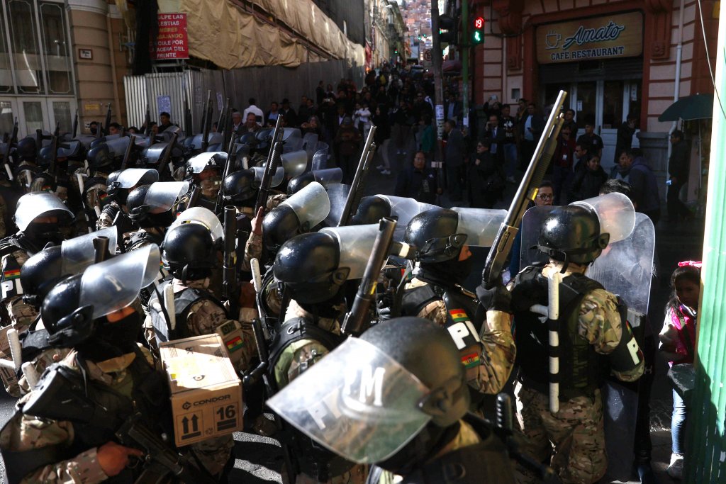 Сблъсъците между полиция и войници са довели до 9 пострадали, според информации на официалните власти в Боливия