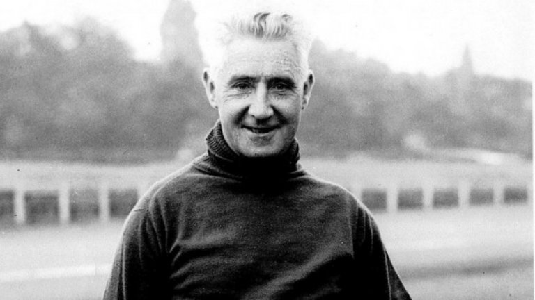 Джими Хоугън
Хоугън е треньорът, променил начина, по който се играе футбол в Австрия, Унгария, Швейцария и Германия в първата третина на XX век и е наложил динамичния и атакуващ стил на игра с притежание на топката. През 1924 с Хоугън начело Швейцария стига до финала на Олимпиадата, а през 30-те години той изгражда най-силния национален отбор в историята на Австрия.