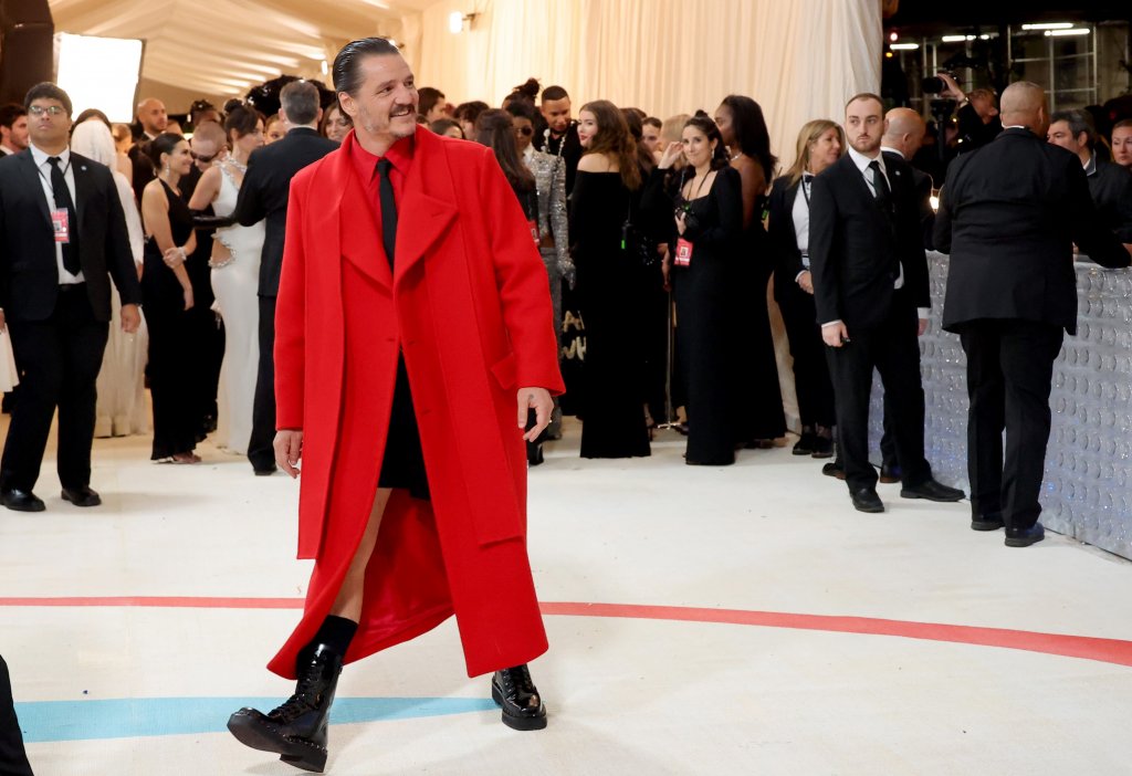 Педро Паскал

Най-секси таткото на телевизията се появи на най-голямото събитие в модата костюм от черно и червено на Valentino, но вместо панталон носеше прилепнали шорти.