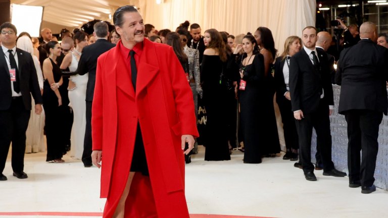 Педро Паскал

Най-секси таткото на телевизията се появи на най-голямото събитие в модата костюм от черно и червено на Valentino, но вместо панталон носеше прилепнали шорти.