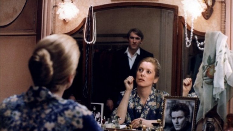 4. Последното метро, Le dernier metro (1980) 
Този филм на Трюфо можеше да бъде театрална пиеса. Всъщност, той е вдъхновен от пиесата „Карола“ на Жан Реноар и е заснет по действителната история на Марсел Лейбовиси. 
Докато Франция е затисната под нацисткия ботуш, съпругата (Катрин Деньов) на известния театрален режисьор от Монмартр Лукас Стайнер, е поела ръководството на театъра и се опитва да постави нова пиеса. Съпругът й, който официално е обявен за беглец (заради еврейския си произход), всъщност се крие под сцената на театъра, откъдето продължава да работи и да дава напътствия на актьорите си – сред които е Бернар Гранже (в ролята – Жерар Депардийо). 
Филмът се впуска едновременно в няколко сюжетни линии: германската окупация и колаборационистите, хомосексуалността, мракобесието, борбата срещу потисничеството, значението на изкуството, истината и лъжата... Завладяващ филм, който носи най-големия зрителски успех на Трюфо.