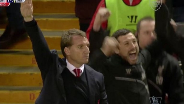 Радост от гол на Брендън Роджърс. Не е ясно защо опитва да ни докаже нещо, което знаем, че не е вярно. Брендън, ти не си националсоциалист, просто свий юмрук и го размахай победно!