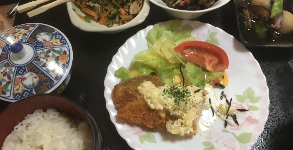 Пържена риба с тартар сос, сладки горски картофи, салата Хиджики, спанак и картофи на уок, ориз, зелен чай.