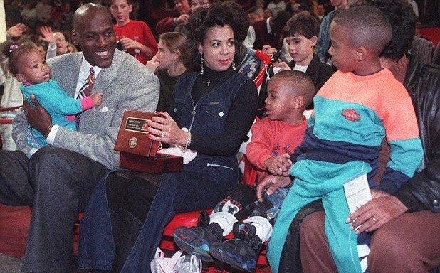 Майкъл Джордан с трите си деца от брака с първата си съпруга Хуанита (в средата). Отдавна се разведоха, но най-великият в историята на баскетбола вече може да мечтае за цял отбор Джордан-чета в стартова петица на игрището...