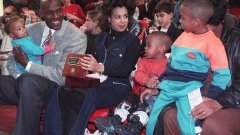 Майкъл Джордан с трите си деца от брака с първата си съпруга Хуанита (в средата). Отдавна се разведоха, но най-великият в историята на баскетбола вече може да мечтае за цял отбор Джордан-чета в стартова петица на игрището...