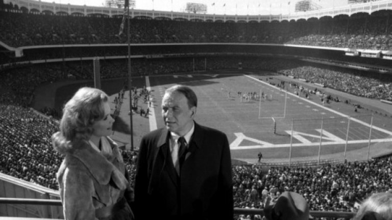 По време на мач на янките, Синатра и Лий Ремик заснемат сцена от „Детективът”