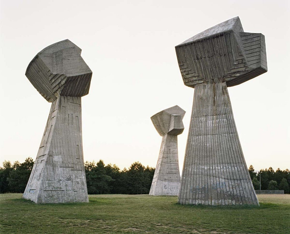  Мемориален парк Бубаня, Ниш, Сърбия 

Мемориалният парк е изграден след Втората световна война, а тези бетонни гиганти представляват три отправени към небето юмруци. Комплексът почита жертвите на масови екзекуции в периода между 1942 и 1944-а на сърби, евреи и други малцинствени групи. В момента обаче монументът представлява по-скоро зловеща гледка, а основите на юмруците са издраскани с графити.