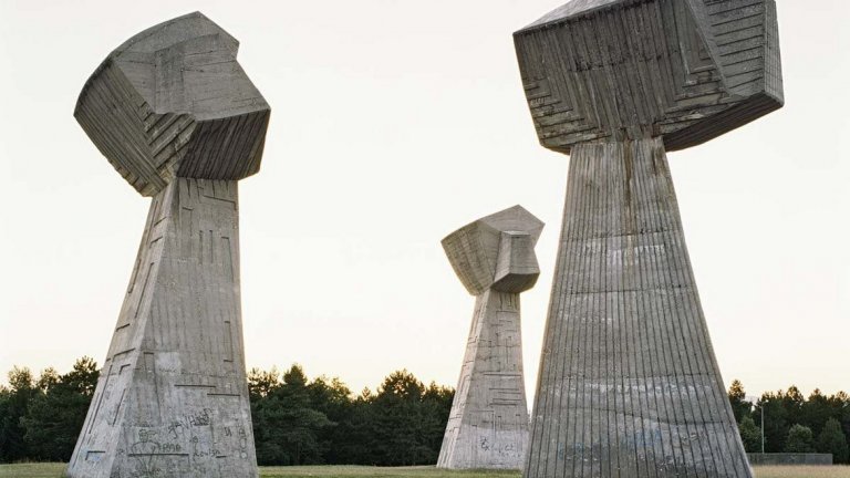 Мемориален парк Бубаня, Ниш, Сърбия 
Мемориалният парк е изграден след Втората световна война, а тези бетонни гиганти представляват три отправени към небето юмруци. Комплексът почита жертвите на масови екзекуции в периода между 1942 и 1944-а на сърби, евреи и други малцинствени групи. В момента обаче монументът представлява по-скоро зловеща гледка, а основите на юмруците са издраскани с графити.