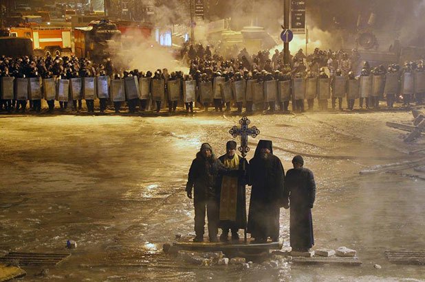 Названието на демонстрациите - Евромайдан, говори и за все по-налагащ се универсален феномен - площадът като епицентър на демократични изяви и протест