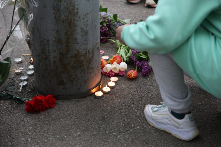 Близки и съседи на починалите младежи продължават да палят свещи и да протестират за промени