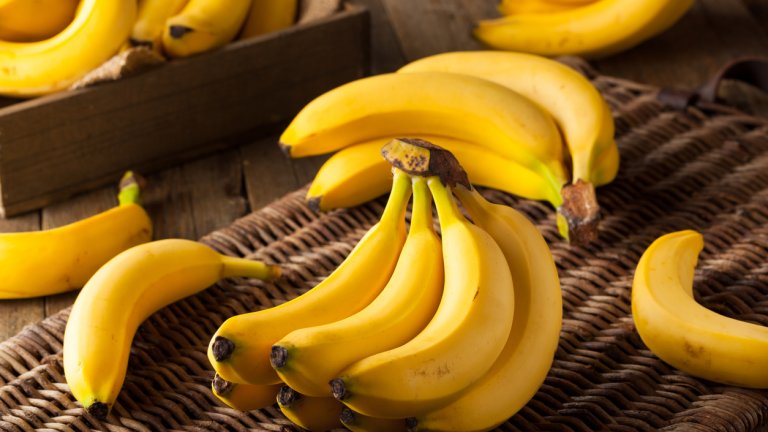 Банани

Същото важи и за бананите, тъй като те са още по-калорични и с повече захар. Затова са добър вариант за активните хора, но все пак не бива да се прекалява с консумацията им. 

Съдържат калий, магнезий, манган, фибри и витамините B6 и C. Имат също така сравнително нисък гликемичен индекс, което е добре за хората с диабет.