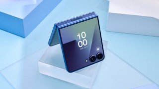 С компактния смартфон целият свят е в джоба или дамската ми чанта