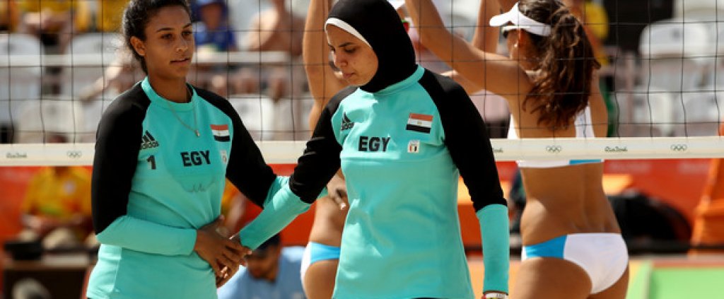 Двете със съотборничката си Нада Меауад се появяват с облекло, което противоречи на всякакви представи за плажен волейбол