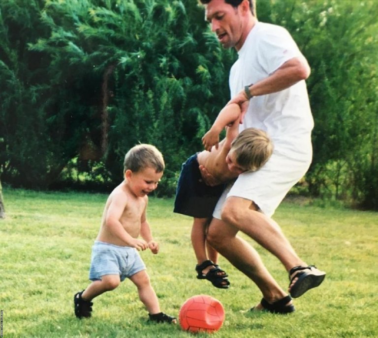 Хойберг (вляво) играе футбол с баща си и по-големия си брат