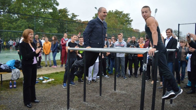 Цветан Цветанов
Зам.-председателят на ГЕРБ често пъти е поднасян от опонентите си със закачливото "физкултурника" заради завършеното от него висше образование в НСА за учител по физическо възпитание и треньор по лека атлетика. Той обаче далеч не се притеснява от връзката си със спорта и редовно тренира. Още от детските си години той е лекоатлет в ЦСКА и учи в спортното училище като тренира на стадион "Народна армия". Периодично участва в маратони и различни бягания като по време на предизборни кампании все още му се случва да покаже добра форма наред с местни спортисти, а не един и двама кметове от ГЕРБ е трябвало да въртят обиколки на стадиона, когато Цветанов ги привика.