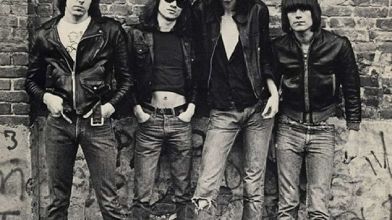 Ramones – Ramones (1976)

Фотографката Роберта Бейли до голяма степен създава по-нататъшния образ на Ramones чрез обложката на първия им албум.