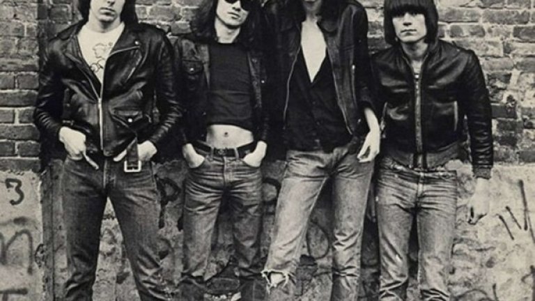 Ramones – Ramones (1976)
Фотографката Роберта Бейли до голяма степен създава по-нататъшния образ на Ramones чрез обложката на първия им албум.