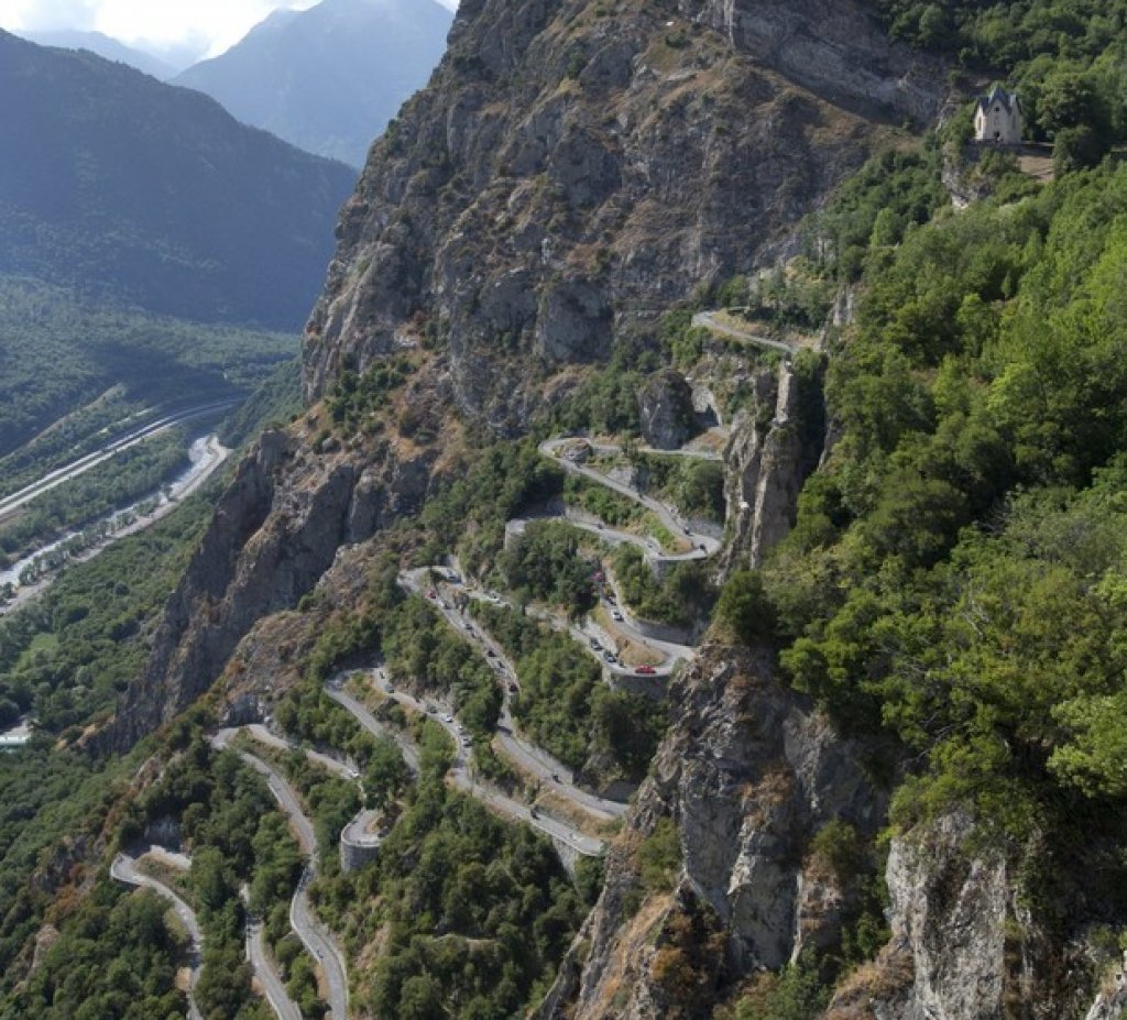 Ласе де Монтверние - едно от най-неприятните изпитания на "Тур дьо Франс", е 3,4 километрово изкачване. За колоездачите - ужасно, за зрителите и тези, които видят кадри като този от въздуха, невероятно естетическо изживяване.