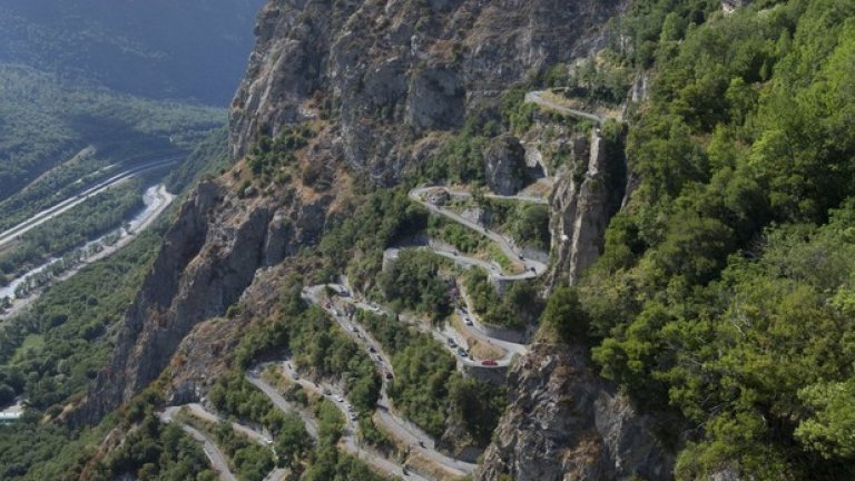 Ласе де Монтверние - едно от най-неприятните изпитания на "Тур дьо Франс", е 3,4 километрово изкачване. За колоездачите - ужасно, за зрителите и тези, които видят кадри като този от въздуха, невероятно естетическо изживяване.
