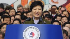 61-годишната Пак Геун-хи е първата жена, която става президент на Южна Корея