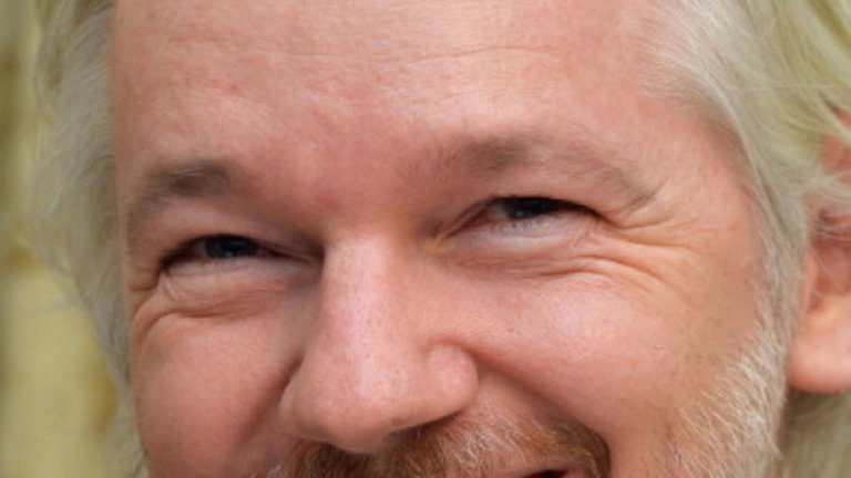 Асанж не е излизал на свобода от две години, когато поиска политическо убежище от Еквадор, за да избегне екстрадация в Швеция по обвинение за сексуални престъпления.