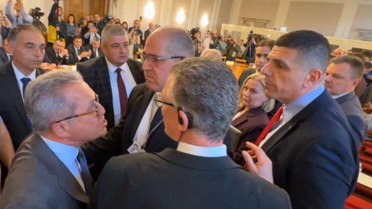 Заседанието беше изтеглено два часа по-рано, което породи напрежение