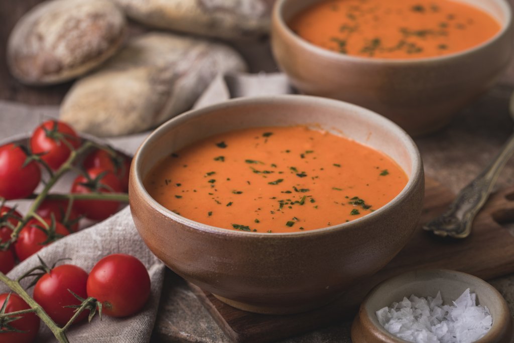 Супа от домати и тиквичкиВъзползвайте се от първите свежи домати и тиквички, които вече има по пазарите. Купете един килограм месести домати и един килограм тиквички от по-дребните. В дълбока тенджера разтопете малко масло и запържете накълцана глава лук, след което прибавете доматите и тиквичките, нарязани на кубчета. 

Гответе около 5 минути като разбърквате постоянно, после добавете две супени лъжици брашно и литър зеленчуков бульон. Варете около 30 минути, след което пасирайте супата до гладка консистенция. Сервирайте със зелени подправки по избор и препечен хляб.