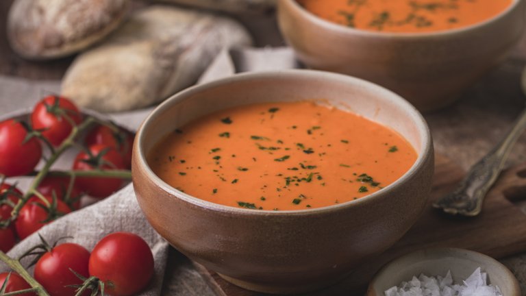 Супа от домати и тиквичкиВъзползвайте се от първите свежи домати и тиквички, които вече има по пазарите. Купете един килограм месести домати и един килограм тиквички от по-дребните. В дълбока тенджера разтопете малко масло и запържете накълцана глава лук, след което прибавете доматите и тиквичките, нарязани на кубчета. 
Гответе около 5 минути като разбърквате постоянно, после добавете две супени лъжици брашно и литър зеленчуков бульон. Варете около 30 минути, след което пасирайте супата до гладка консистенция. Сервирайте със зелени подправки по избор и препечен хляб.