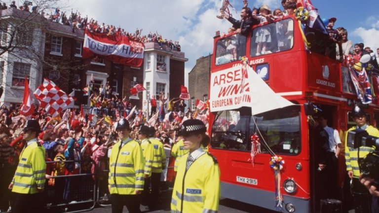 Арсенал 1994-95 г.
Лондонските "топчии" взеха знаменито 1:0 в един от най-неатрактивните финали в историята над Парма. Мачът в Копенхаген е култова гледка за тези, които са го видяли наживо - три трибуни с англичани, пеещи безспир, а отборът им брани преднината, взета след ранен гол на Алан Смит. Арсенал бе железен, воден от Тони Адамс и Сиймън, като изобщо не се пропука.
Година по-късно обаче... Справка - Наим и Сарагоса...