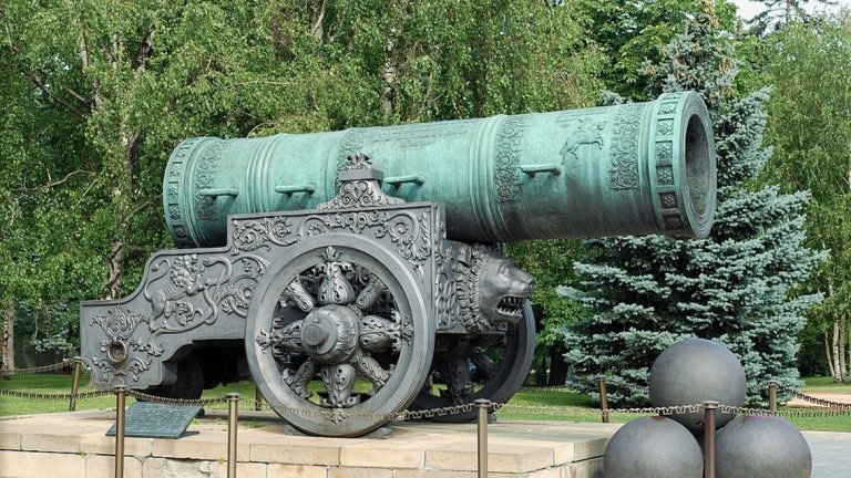 Цар Пушка
Цар Пушка наистина си заслужава помпозното име, което руснаците са му дали. Това е най-голямото оръдие за стрелба с гюлета, което дори е записано в Книгата с рекорди на Гинес. Самото то тежи около 40 тона, а всяко едно от гюлетата му било с тежест около 800 кг. Цар Пушка е отлят през далечната 1586 година от руския леяр на бронз Андрей Чохов в Москва по време на цар Фьордор Иванович като в негова чест леярят е изобразил руския владетел със скиптър в ръка, яхнал кон. Над фигурата на царя има надпис: "С божията милост цар и велик княз Фьодор Иванович, господар и самодържец на цяла Велика Русия". Идеята на оръдието е да пази руската столица Москва. Досега обаче то така и не е влизало в битка. 