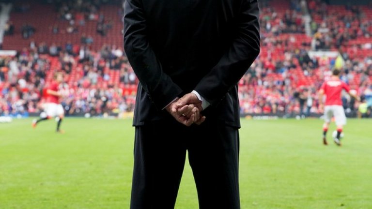 14 септември: Юнайтед за първи път играе като Юнайтед и бие с 4:0 Куинс Парк на "Олд Трафорд". Луис ван Гаал гледа загрявката от тъчлинията и насърчава своите, което явно дава резултат.